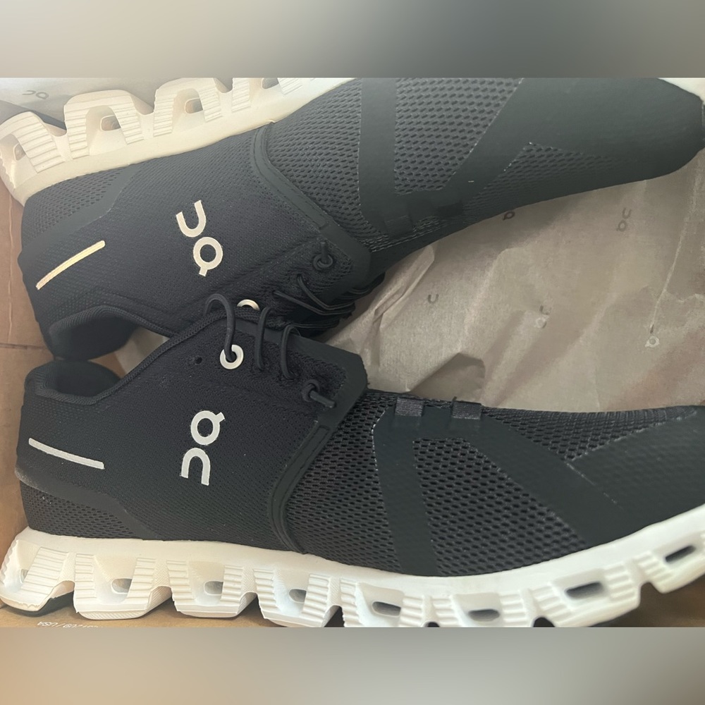 Men’s black and white oncloud never worn